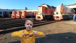 Макс смотрит поезда и ищет тайник с игрушками в паровозе