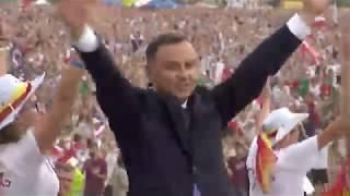 Prezydent Andrzej Duda tańczy podczas Spotkania Młodych Lednica 2000