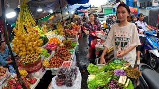 Cambodian street food - Walking @ Orussey Market in Phnom Penh Delicious fruits & Fresh foods