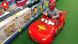 Magasin de Jouets et Petit Garçon Super-Héro Adam