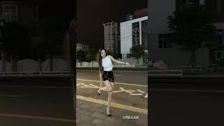 街拍(777) 小姐姐是想表达她手速好吗？ #街拍美女 #shorts #tiktok #抖音 #太古里 #成都 #网红 #小姐姐  #大长腿