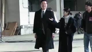 [ENGSUB] How does IU treat her bodyguard?  아이유 대신 팬들에게 말 전해주는 경호원