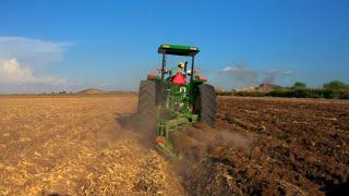 Tractor 6803: El poder que tu campo necesita.