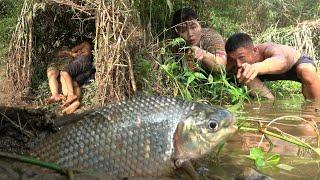 Survival Find Place Catch Fish - Living in bushcraft tent