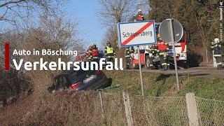 Thalheim bei Wels: Einsatzkräfte halfen Beifahrerin beim Aussteigen aus Unfallfahrzeug in Böschung