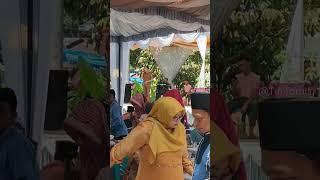 Fokus Ibu ibu Yang Jilbab Kuning  #undanganpernikahan