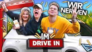 WIR NERVEN DRIVE IN MITARBEITER FÜR 1 TAG mit Twenty4Tim & Selfiesandra | Joey's Jungle