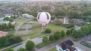 Landing van de Ballonteam Wessel luchtballon (PH-NEL) naast de Molen in Geldermalsen