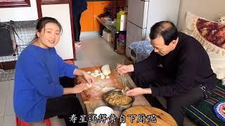 牙缝妹今天生日，父母包饺子给肉娃吃，父亲喝醉后还说起了胡话