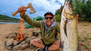 Campamento en solitario bajo la lluvia – Pesca, exploración y cocina de increíbles platillos