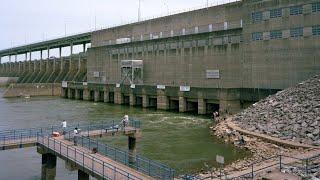 OMG!!! CHILDREN INSIDE A DISCHARGE HOLE AT DAM