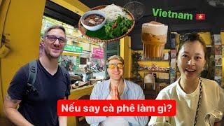 2 người nước ngoài ăn bún chả và uống cà phê