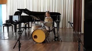 Nickelback - How You Remind Me (София Михайлова, 1 класс, барабаны)