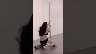 Pamela Safitri Seksi Latihan Pole Dance