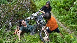 had a motorbike accident while digging cassava to cook pig bran, farm life, SURVIVAL ALONE