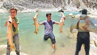  Giant fish caught in a raging river by a young nomadic man 