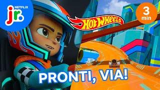 TANTISSIMI GIRI con HOT WHEELS!  Hot Wheels, a tutto gas!  Netflix Junior Italia