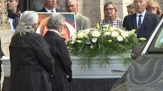 Obsèques de Lola : son cercueil sort de l'église | AFP Images