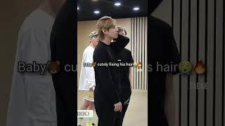The way taehyung flipping his hair to fix it#bts #taehyung #shorts