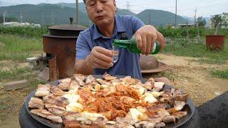 솥뚜껑삼겹살에 김치와 양파 가득~ 혼술 한 잔! (Samgyeopsal on a cauldron lid with Soju) 요리&먹방!! - Mukbang eating show