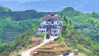 贵州大山顶上发现一奇特房屋，傲然地屹立在山顶之巅，仿佛一座遗世独立的仙宫︱Guizhou version of the Potala Palace