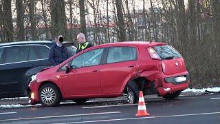 PKW rast bei Verfolgungsjagd gegen Polizeiwagen - wird verletzt in Köln-Ossendorf am 13.01.25