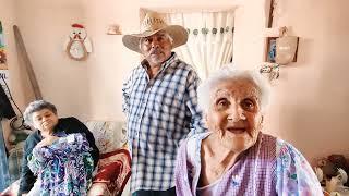 JUANITA  y a MANUELITA, de BUENAVISTA, reciben una silla de ruedas y un andador.