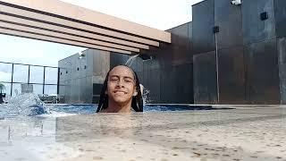 Na  piscina com minhas primas Alice e Raissa