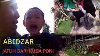 Bayi Jatuh Dari Kuda Poni. Naik Kuda Keliling Lapangan Lucu dan Menyenangkan