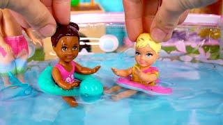 Familia Barbie y Ken Juegan en el Agua