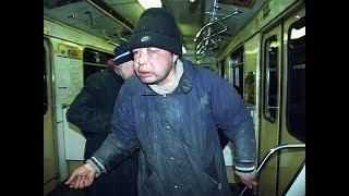 Кидает вши на пассажиров в метро Зрелая красивая пьяная женщина-бомж заигрывает с молодым человеком