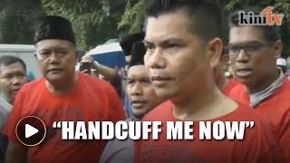 Jamal Yunos provokes police during protest at Myanmar embassy