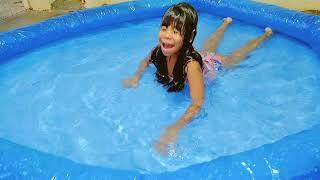  Lívia brincando na piscina 