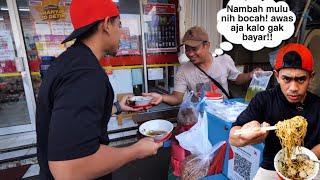 GAK BERHENTI NAMBAH DI MIE BAKSO DEPAN MINI MARKET yg JUALAN UDAH 32 Tahun!