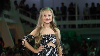 Desfile pela agência Top Model patrocínio Club Teen.