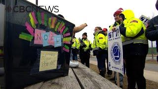 Canada Post still delivering letters to Santa, despite strike