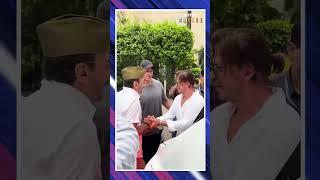 Shah Rukh Khan Hugs Jackie Shroff, Sham Kaushal At Prayer Meet