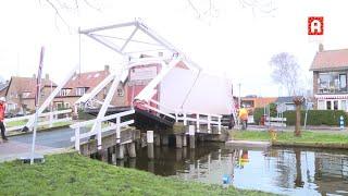 Vrachtwagen rijdt brug in Hazerswoude-Dorp in puin