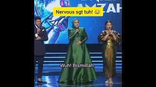 Shila Amzah terhantuk microphone.  comel... 