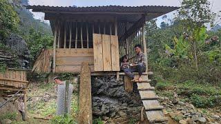 Phuong Vy and her father make a fence and eat at the hut on the hill.