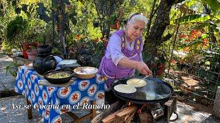 Cooking Out a Simple Lunch With What I Have at Home Eggs with Spinach in Green Chile