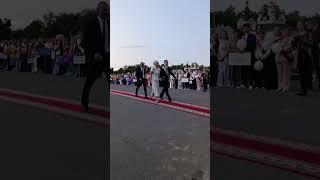 Выпускники Вилейки идут по красной дорожке