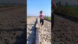 Bachi train ke niche aagy#asia #india #train #trending #viralvideo #foryou