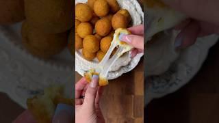 Картофельно-сырные шарикиХрустящие снаружи, с тянущимся сыром внутри. #рекомендации #рек #рецепты