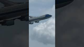 Air Force One doing a flyby of the Daytona 500 with the President #shorts #airforceone #daytona500