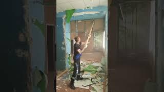 Демонтаж гипсокартона палкой #нужныелюди #демонтаж #ремонт #снос #сносдомов #высота #гипсокартон