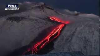 Etna, la colata lavica avanza nella neve, video all'alba