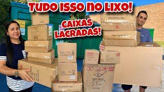 Dumpster diving! Muitas caixas lacradas no lixo dos Estados Unidos!