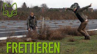 Männer die auf Löcher starren - Kaninchen Frettieren mit Netzen. Jagen ganz ohne Waffe.