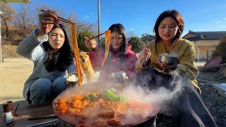 솥뚜껑에 통삼겹 김치찌개 해먹는 시골 일상